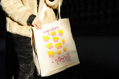 Natalie Imbruglia’s cupcake-themed bag goes down a storm!